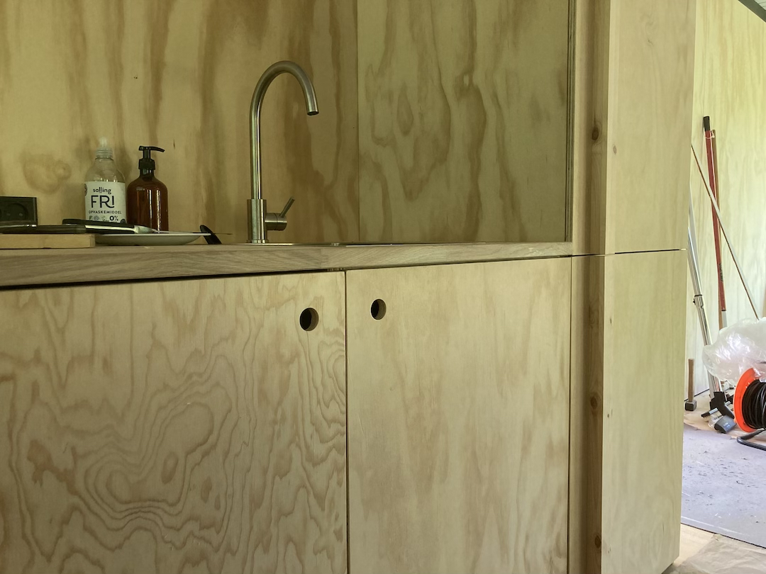 Køkken fremstillet af PSJakobsen i samarbejde med Tømrersven, monteret i sommerhus i Femmøller.